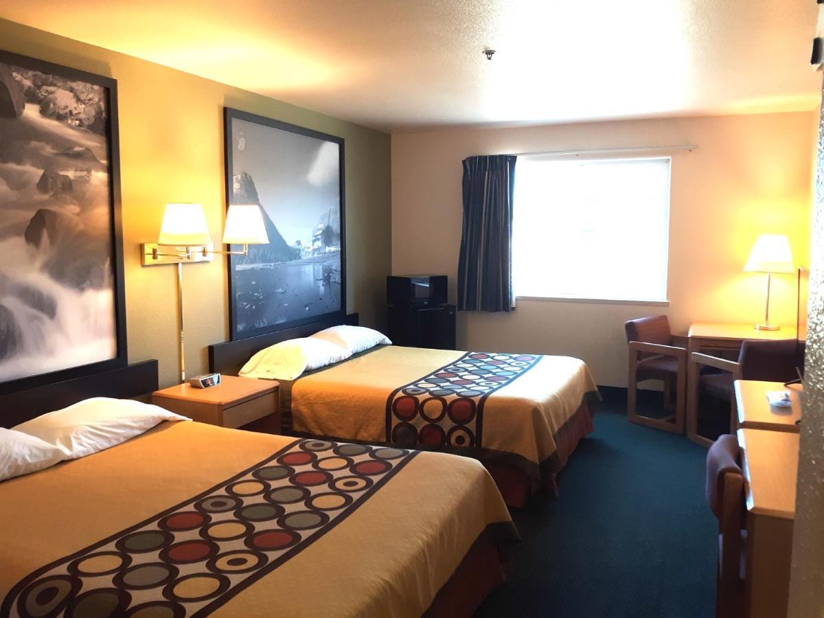 Super 8 By Wyndham Hamilton Hotel Exterior foto