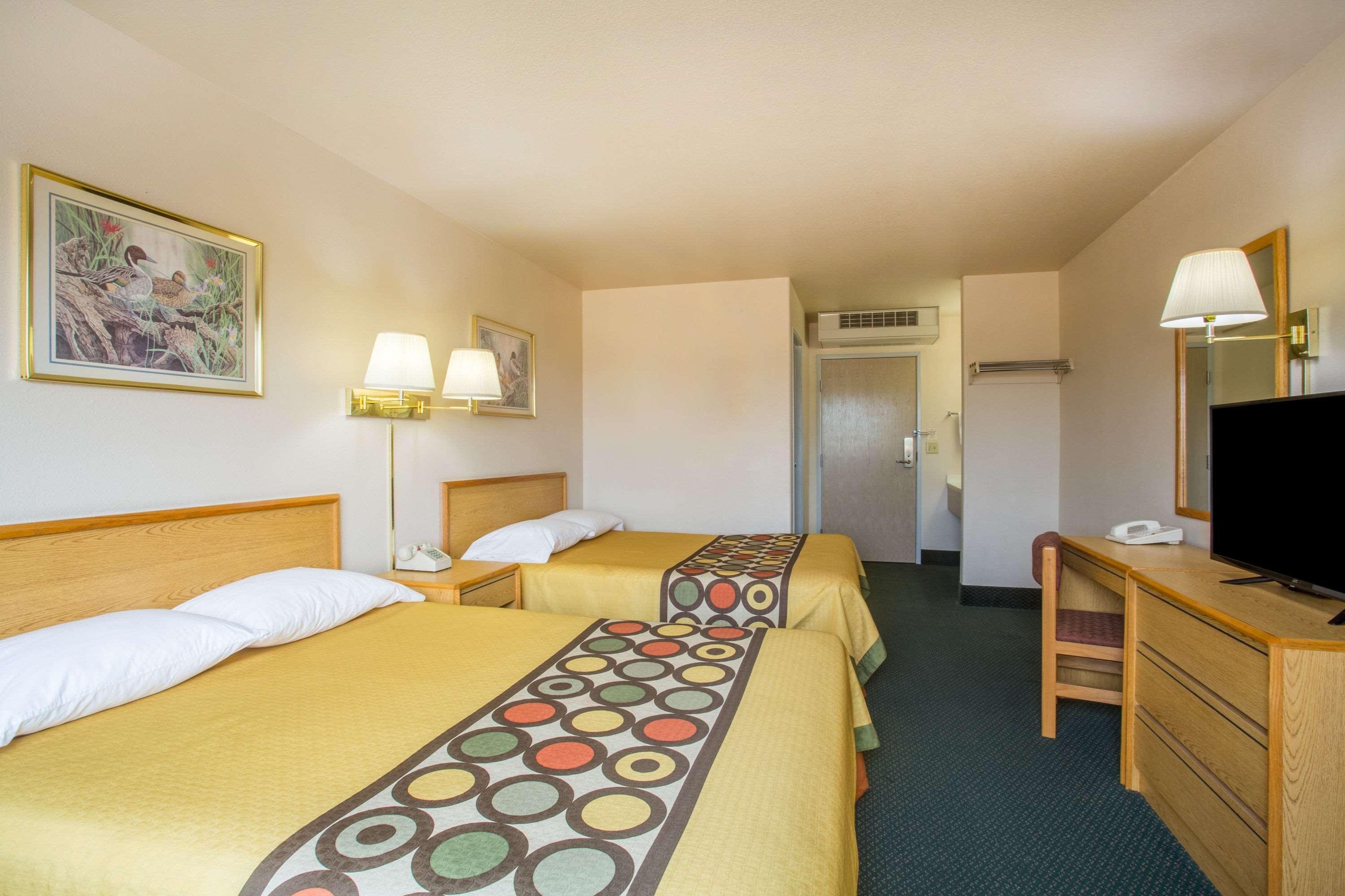 Super 8 By Wyndham Hamilton Hotel Exterior foto