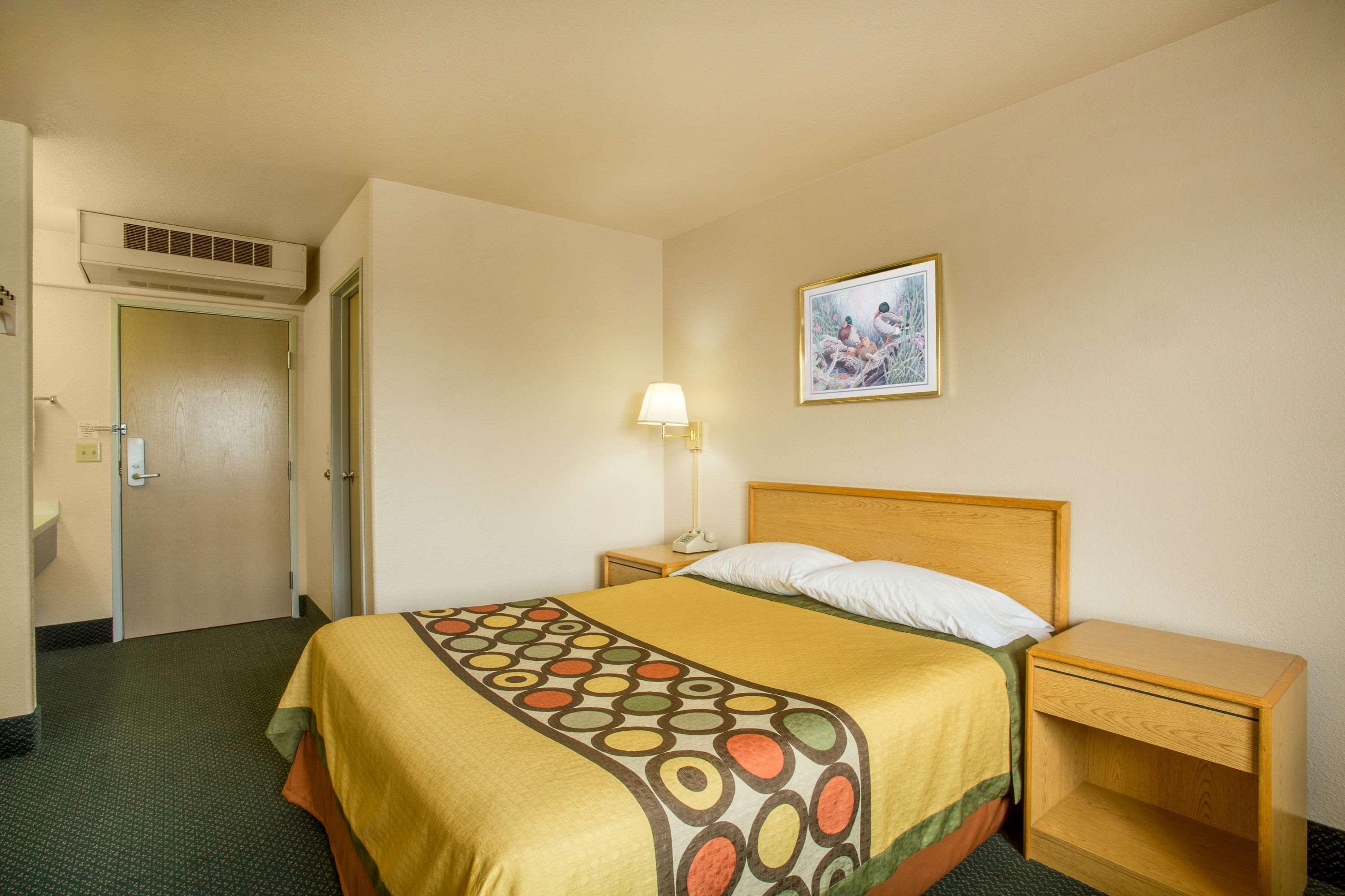 Super 8 By Wyndham Hamilton Hotel Exterior foto